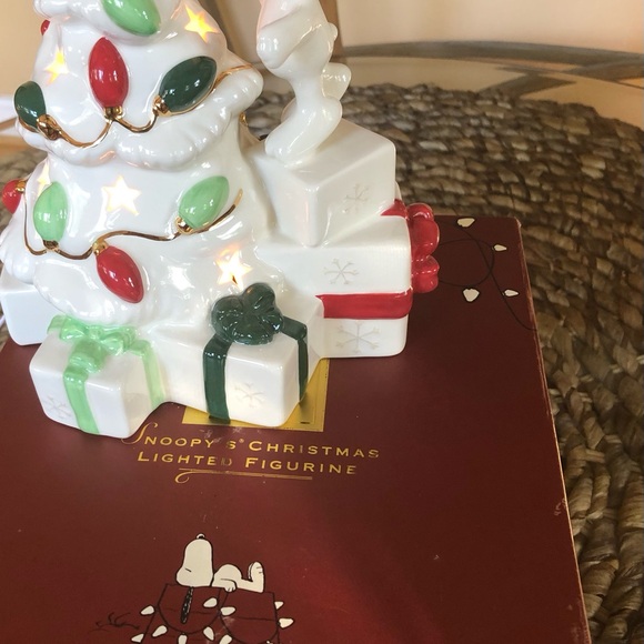 Lenox Snoopy’s Christmas Lighted Figurine Collectible 8.5” x 7.5” Original Box. - Picture 9 of 11